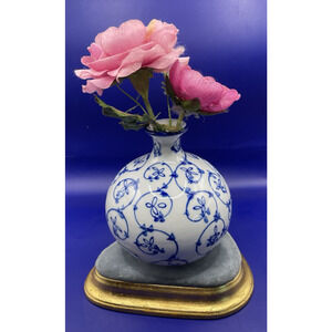 Chinese Plump White And Blue Flowers And Vine Design Bud Vase-